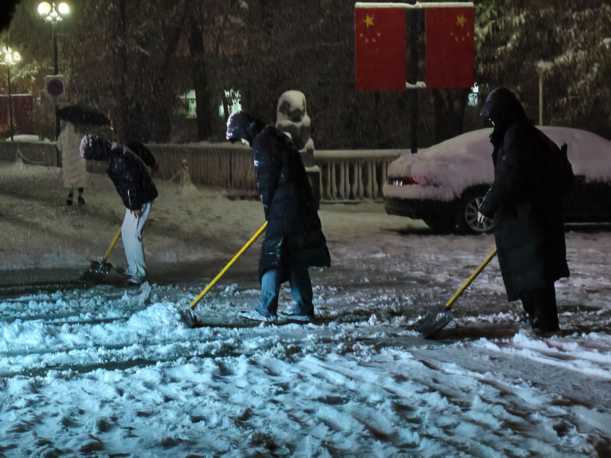 91福利
学生开展义务扫雪除冰行动